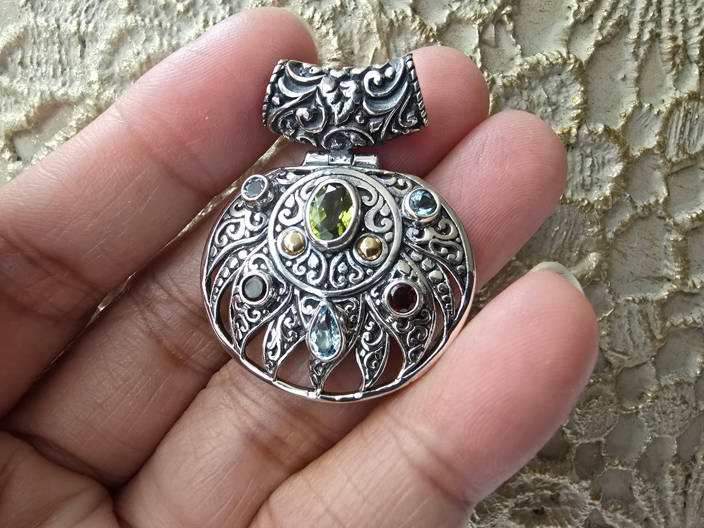 Multi-stones Round Pendant