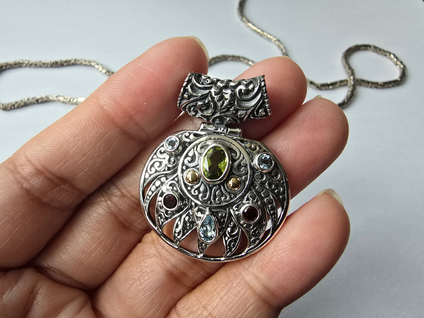 Multi-stones Round Pendant