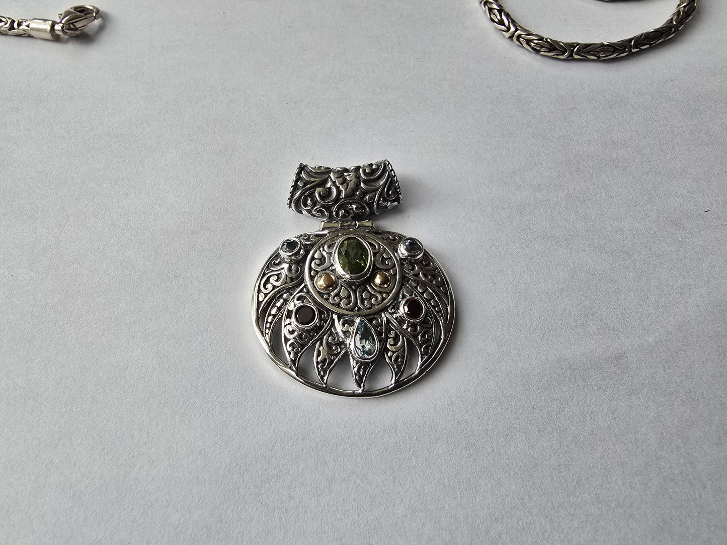 Multi-stones Round Pendant